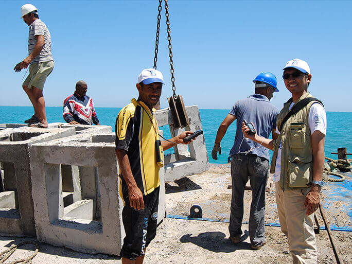 「ガベス湾沿岸水産資源共同管理プロジェクト」にて実施された人工魚礁の設置作業