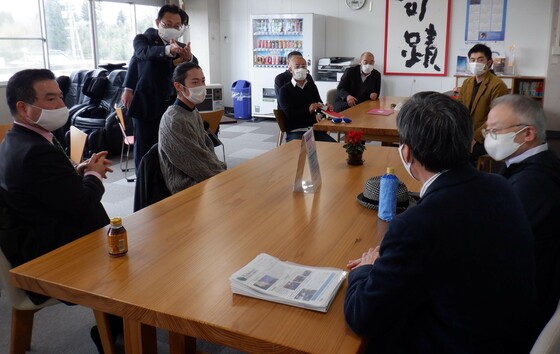 陸前高田グローバルキャンパスで立教大学のシェアオフィス構想の説明を聞く参加者たち