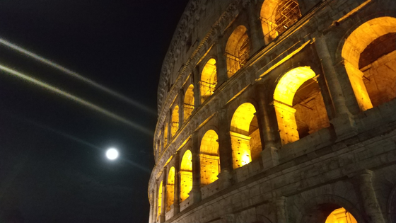 満月とコロッセオ