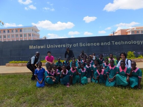 社会見学の引率で小学生と訪問したマラウイ科学技術大学（2015年3月撮影）（左後方２番目が筆者）