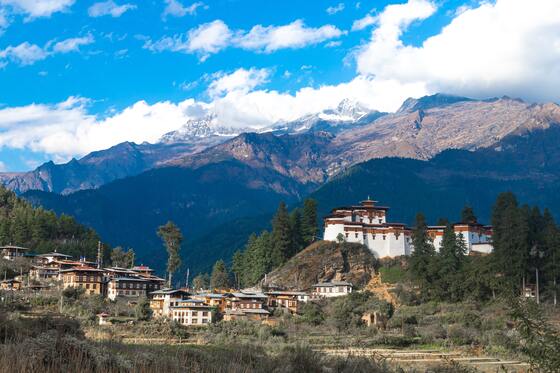 ヒマラヤ山脈を望むブータン王国