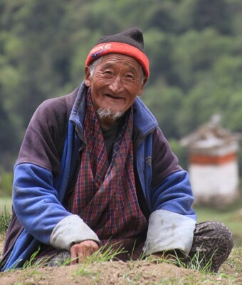 写真左：ブータンのお年寄りは貧しくても皆この笑顔