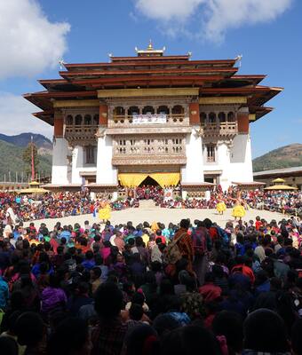 写真右：ブータンの寺院