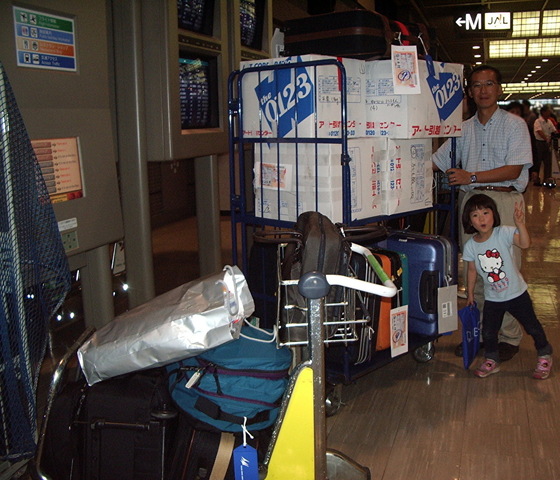 19年前、JICA専門家（当時）の夫の随伴家族として4歳と6か月の子ども連れで渡航した時。この時の荷物は11個、計189キロでした。
