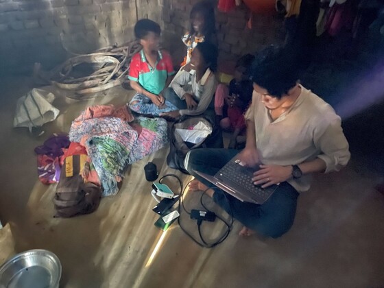 インドビハール州の村でオンライン教育を導入する様子。