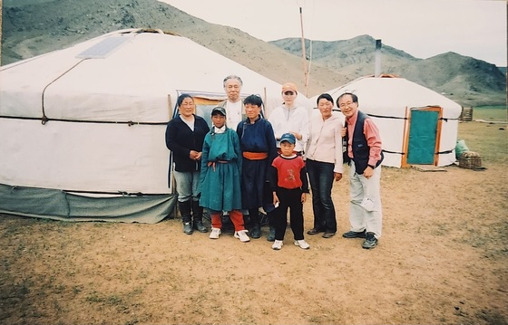 日本の新聞社のモンゴル取材で同行通訳をした時（後列中央で帽子を被っているのが筆者）。