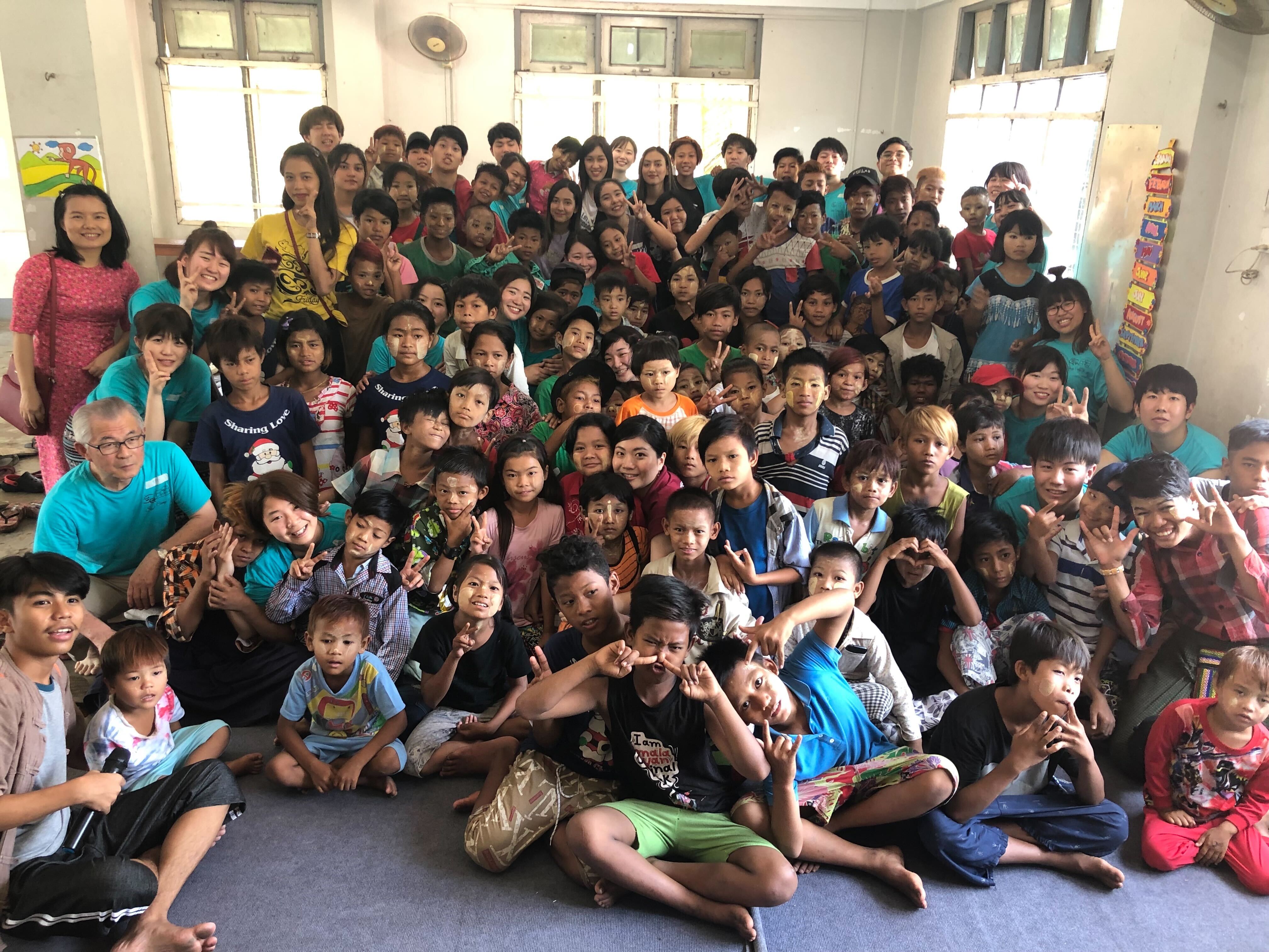 アジアの児童養護施設で活動していた様子