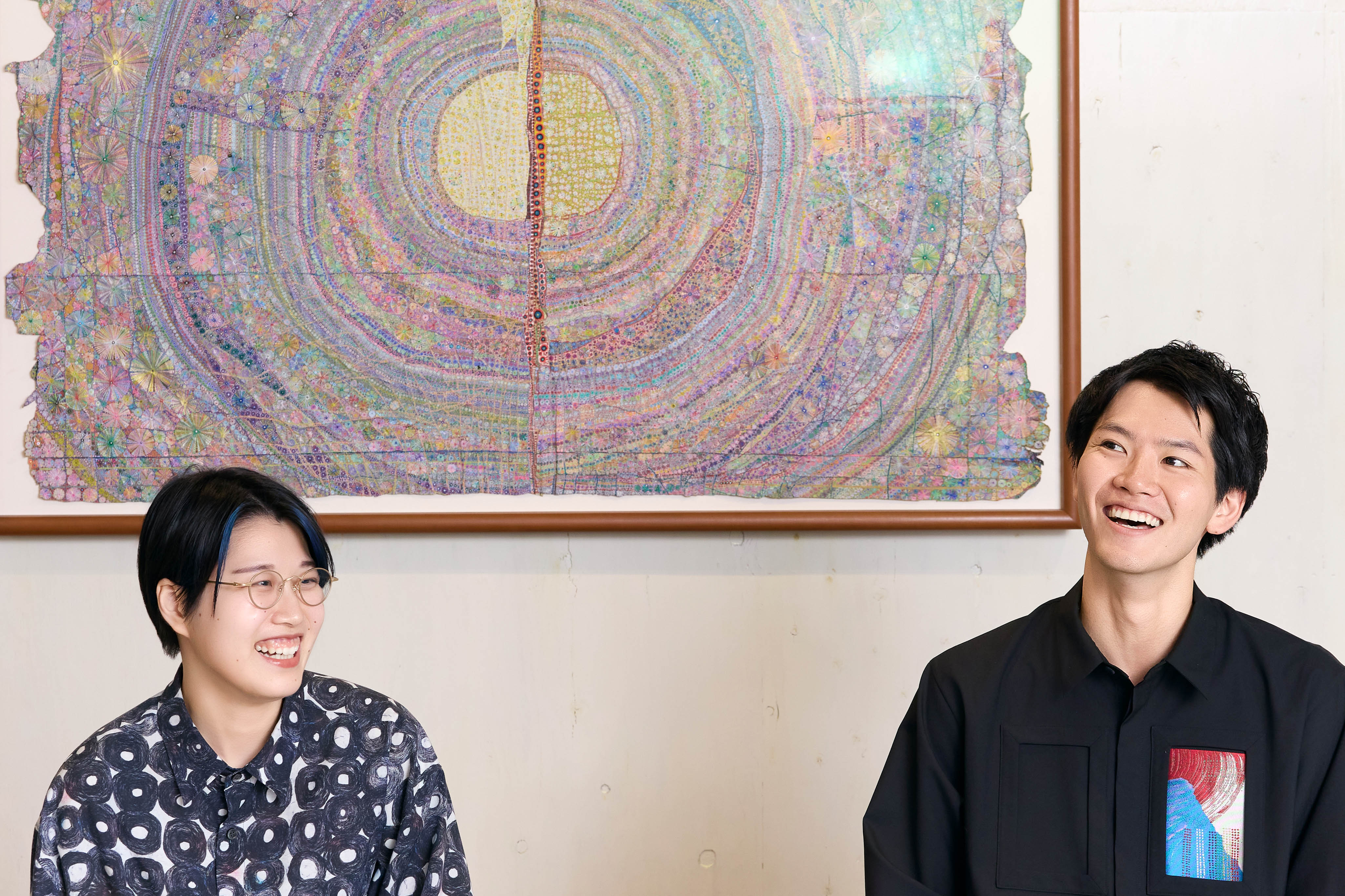 笑顔の2人の写真
