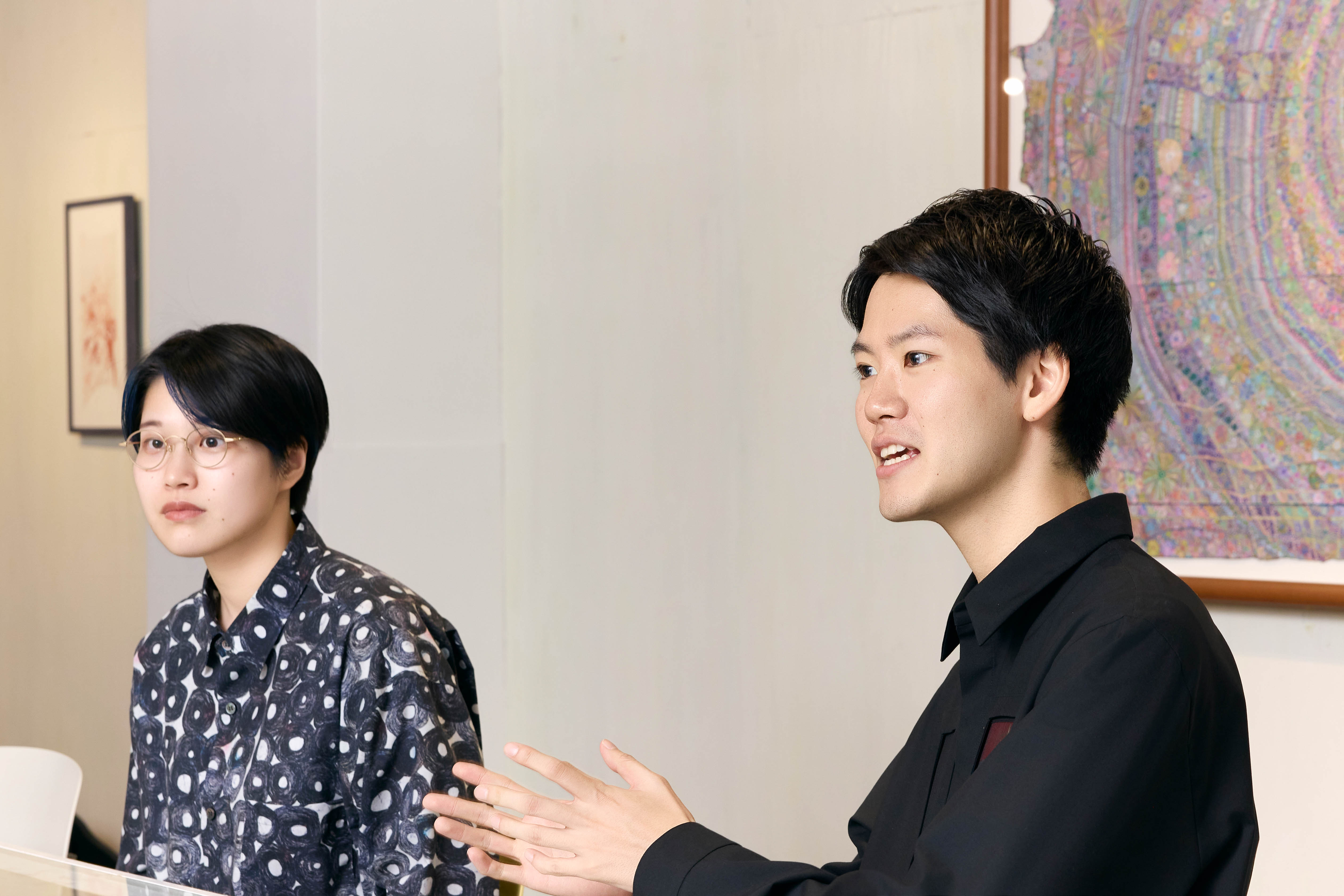 インタビューに答える2人