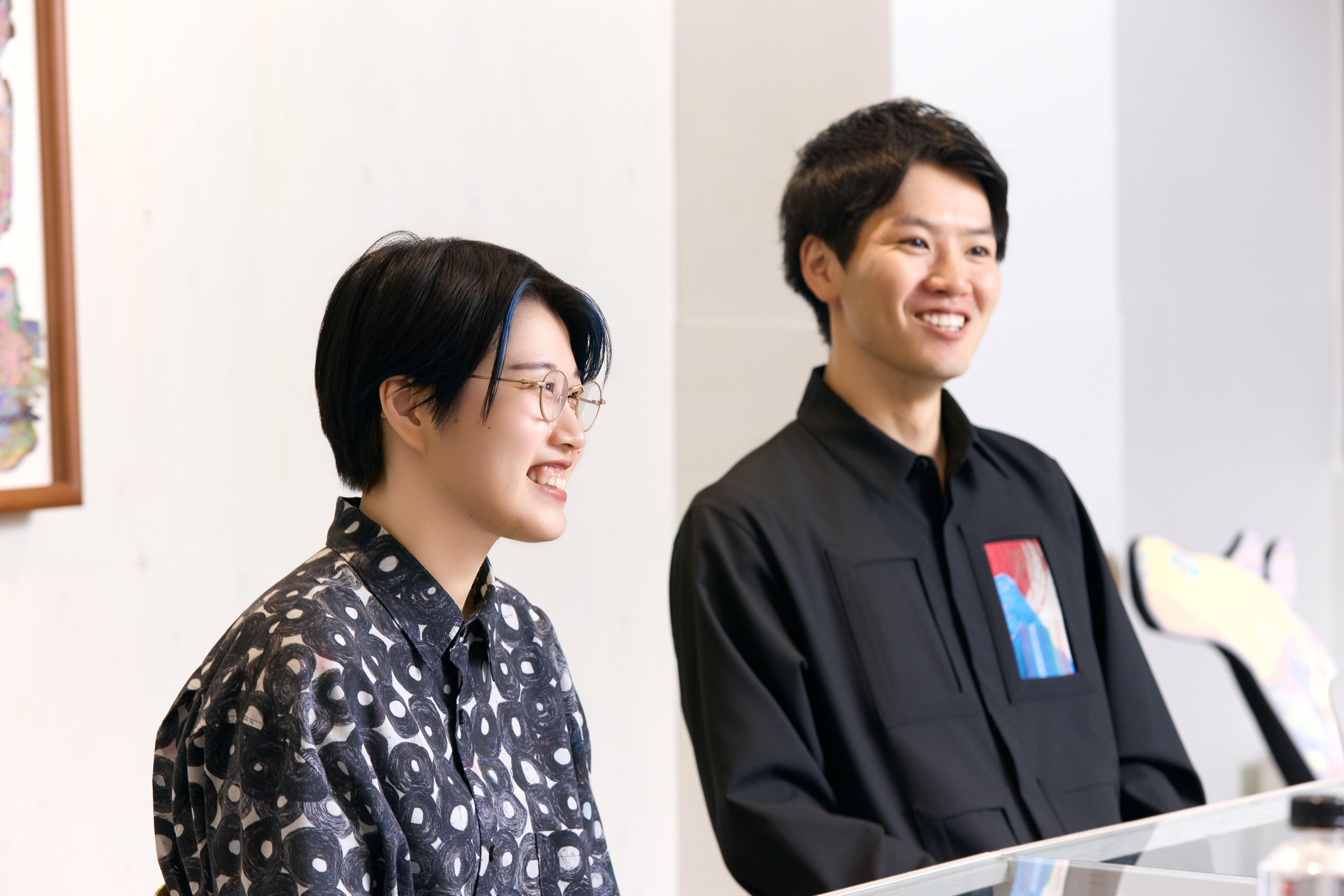 インタビューに答える2人