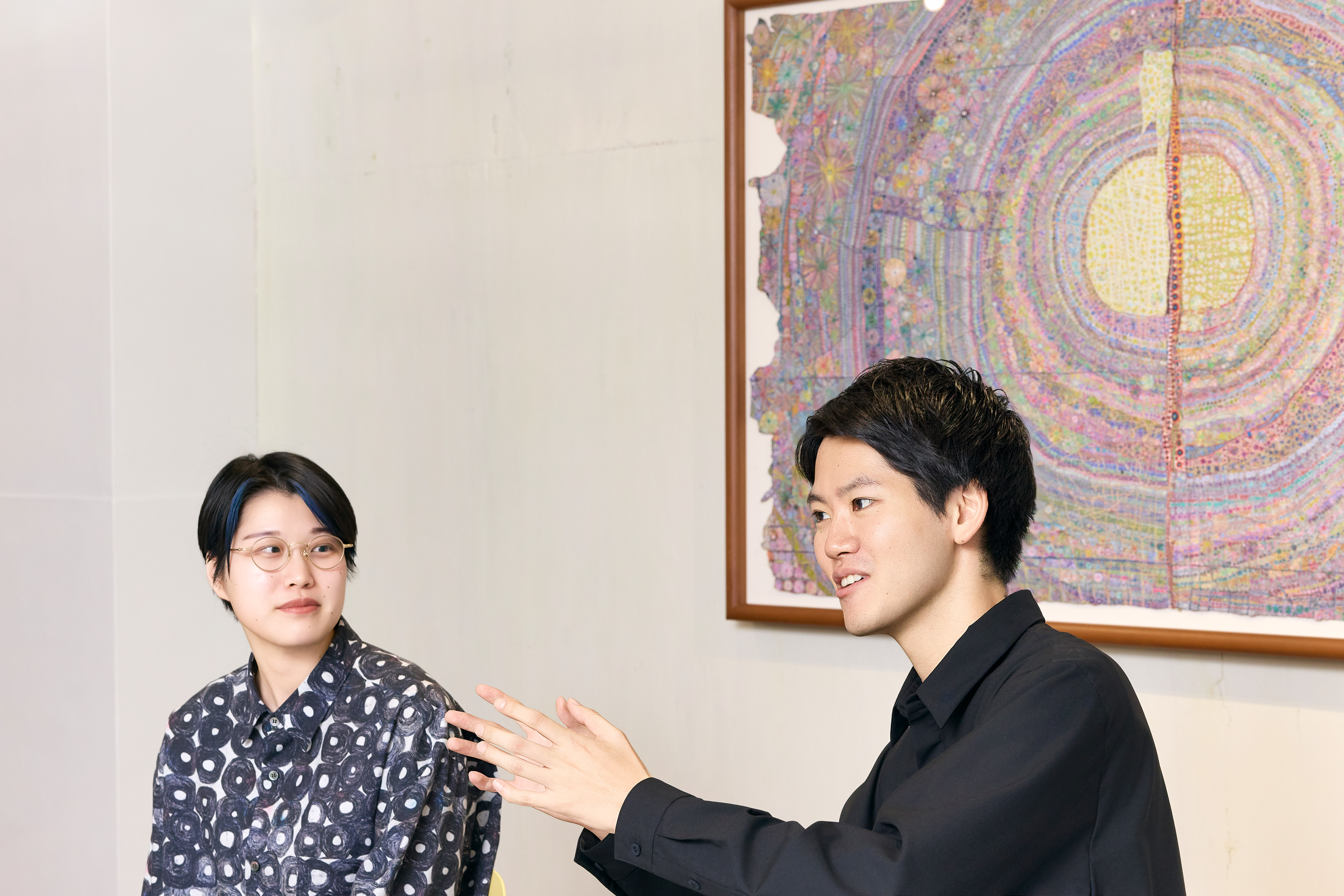 ２人が対談しているようす