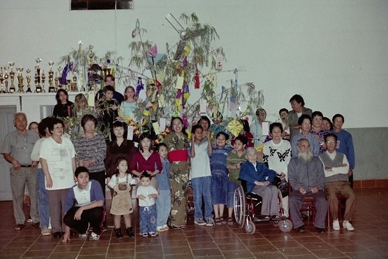 （写真：任地の日本人会の皆さんと七夕祭りを企画）