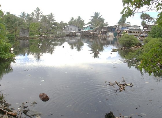 米軍による骨材掘削跡地に海水が満ち、家屋の基礎杭が水没してしまっている様子