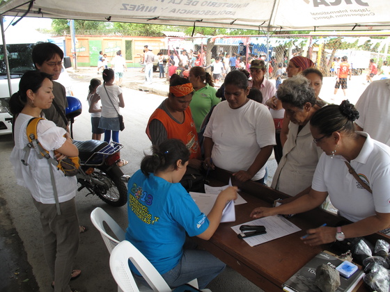 ニカラグアで専門家として活動。プロジェクトの対象コミュニティで住民に対する出張行政サービス（出生登録など）を提供しているところをモニタリング。（左端が宇佐美さん）