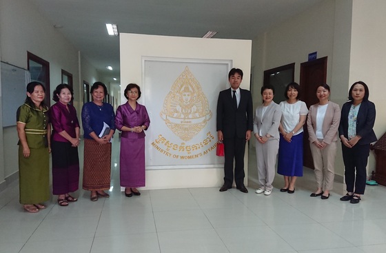 現在、特別嘱託として担当している技術協力プロジェクトの運営指導調査でカンボジアの女性省を訪問。（右から2人目）