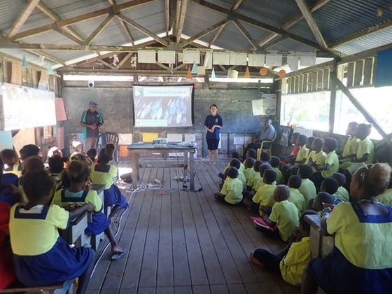 海外協力隊の活動で、村の小学校にて水産資源の大切さについての授業を実施。