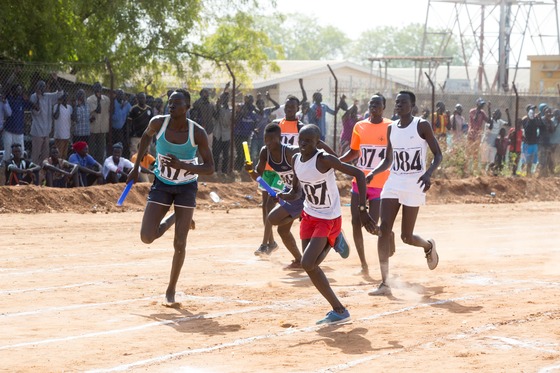 第４回南スーダン全国スポーツ大会「国民結束の日」（National Unity Day）での４×100ｍリレー男子決勝の様子