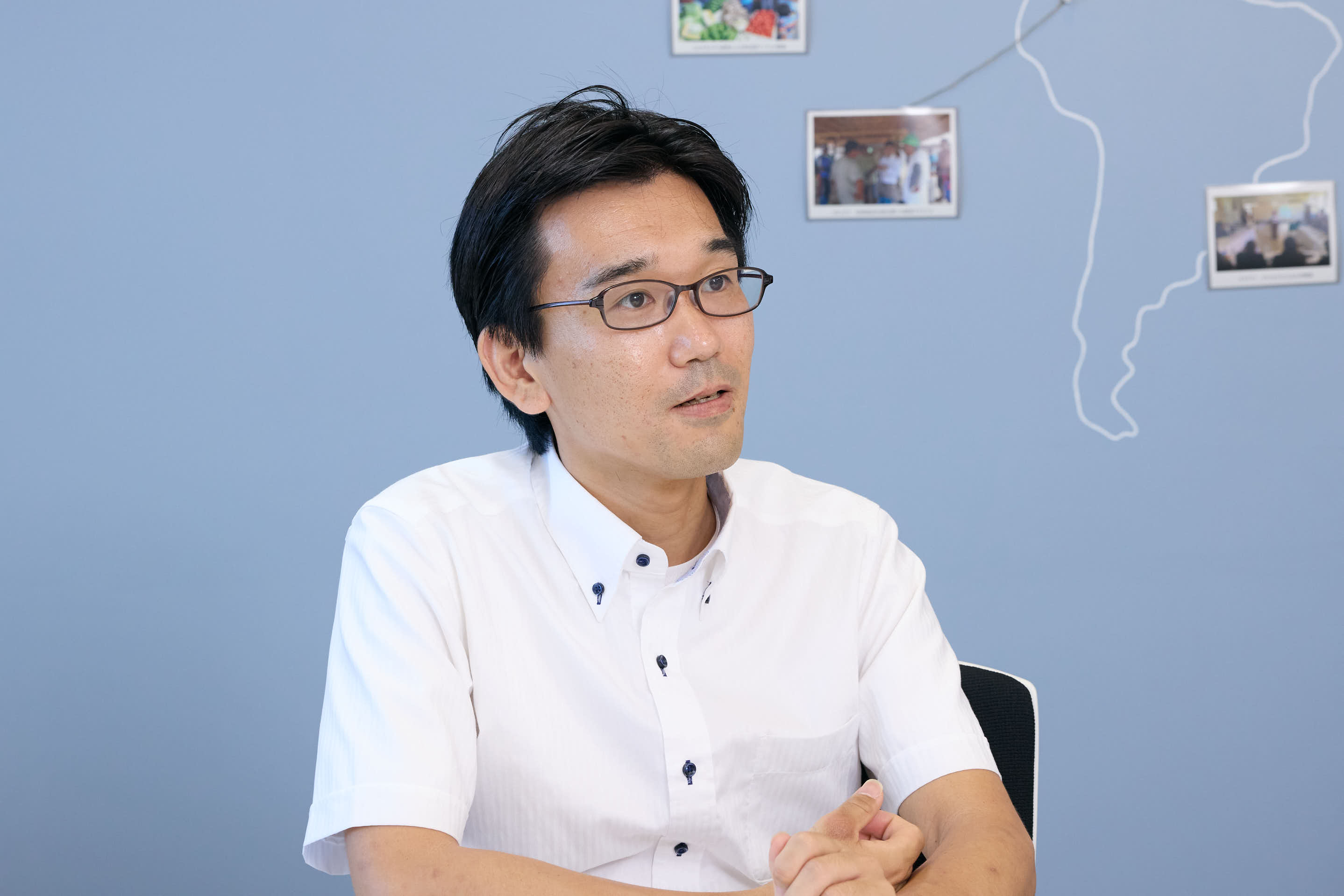 インタビューを受ける高梨さん