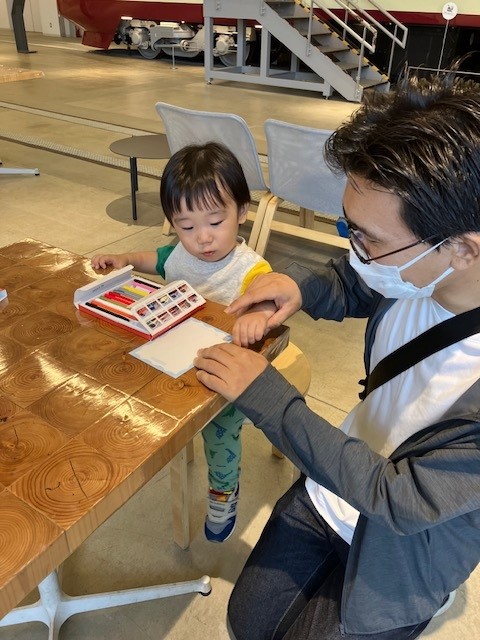 お出かけ先でお絵描きを楽しんでいる様子