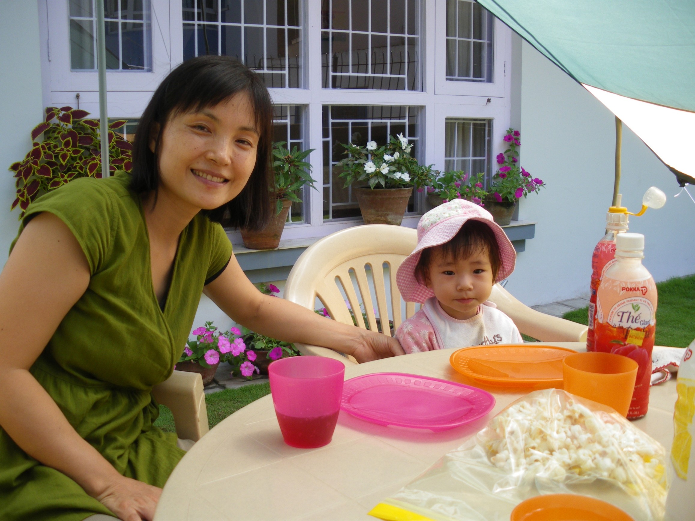 2011年、ネパールの自宅にて現地で友人の作った服を着る律子さん