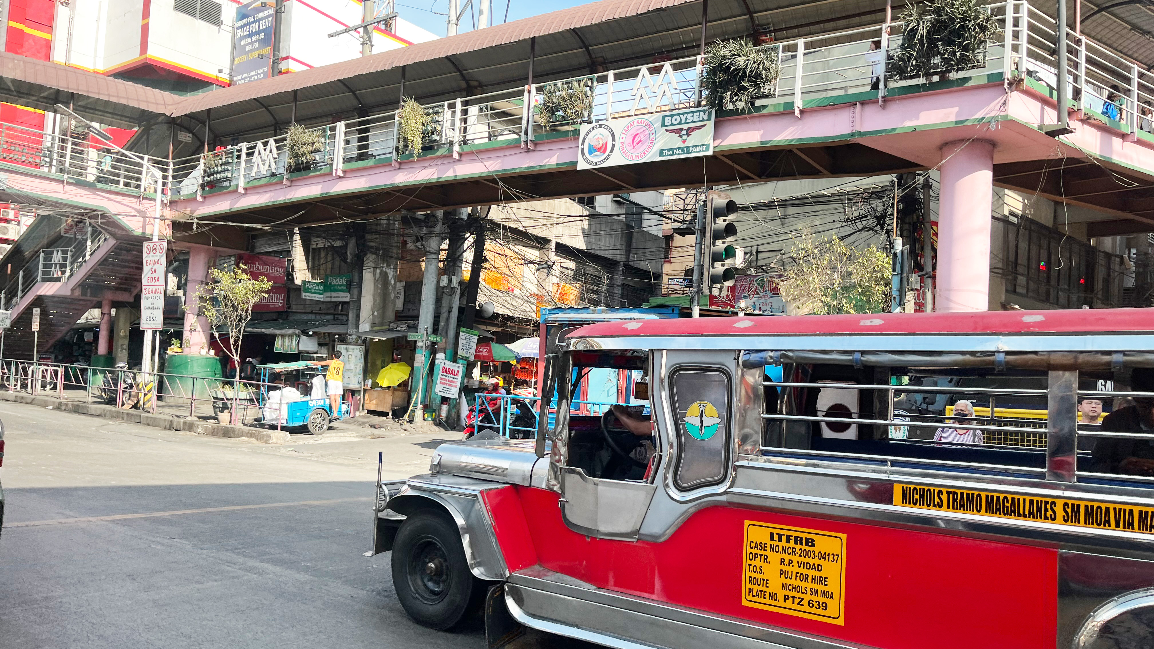 フィリピン・マニラの町並み。写っているのは乗り合いバス「ジプニー」。