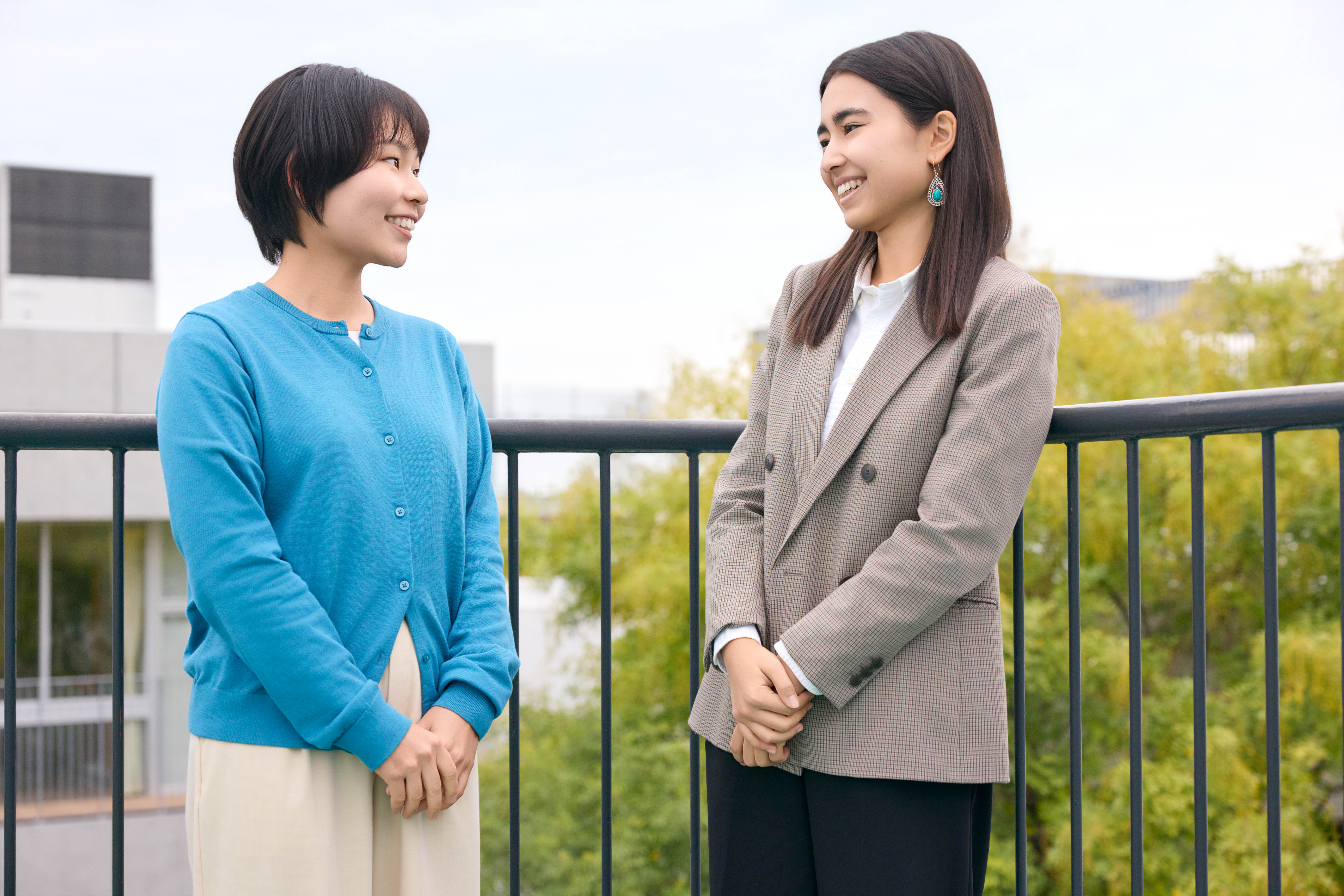 屋上で微笑む二人