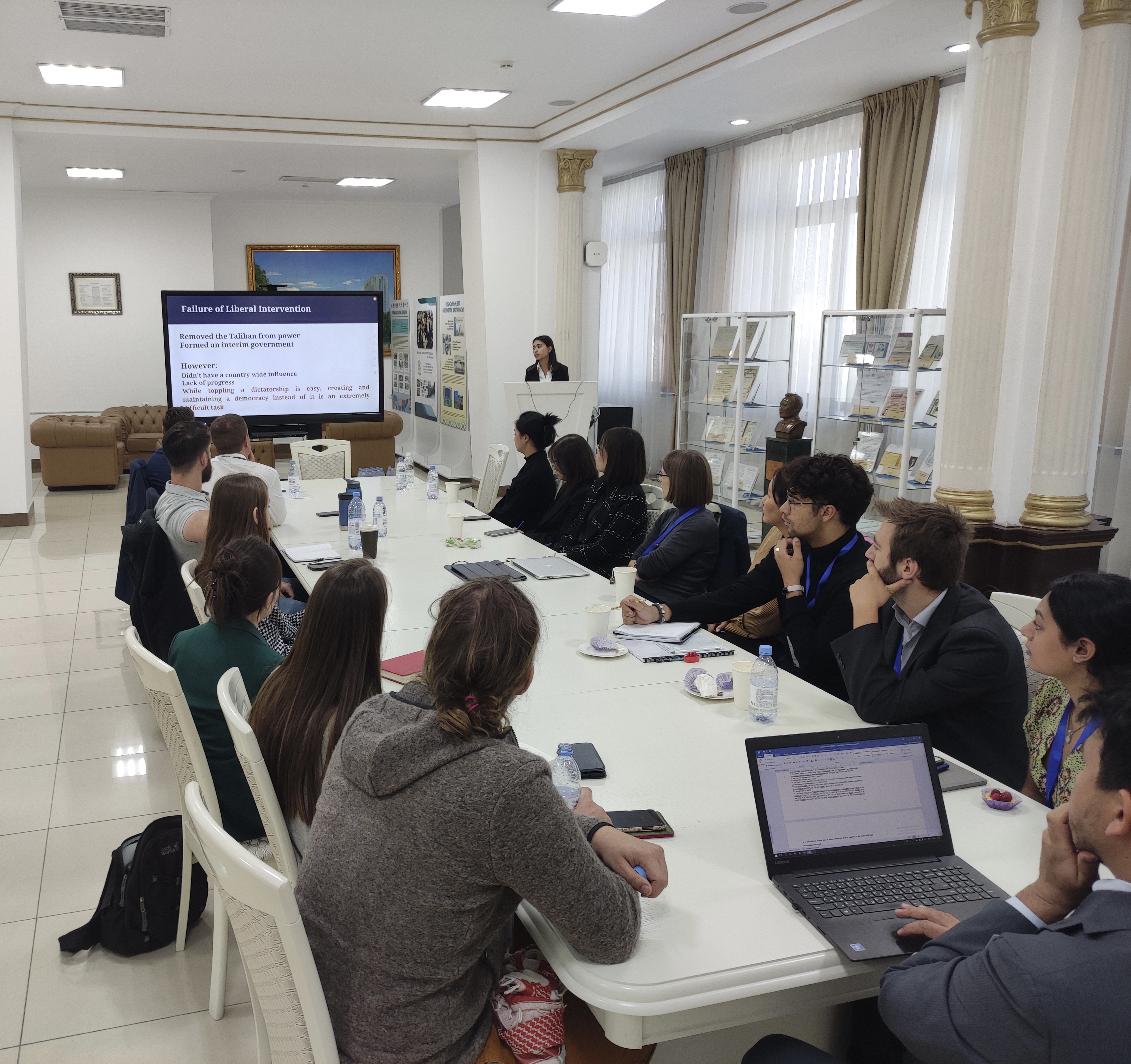 中央アジア学会で発表している様子