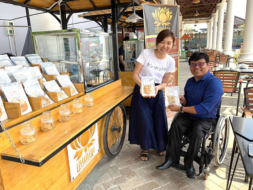 カンボジアで障がい者支援を行うサミスさんとの写真。