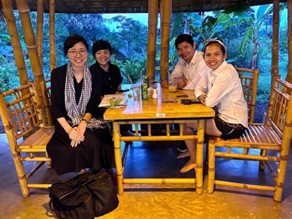 カンボジアで教育支援をする起業家バンドン氏(写真右奥)との写真