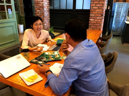 カンボジアの社会起業家さんと商談する様子
