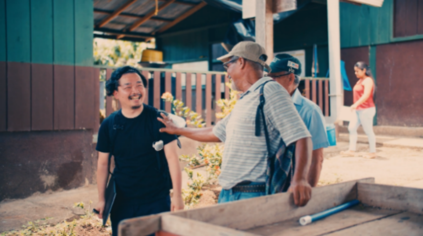 カカオ産地での農家さんとのひとコマ