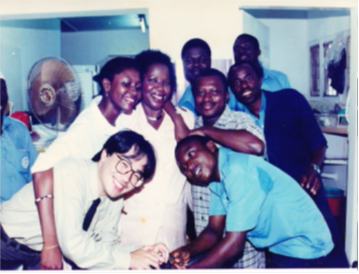 カカオ産地での農家さんとのひとコマ