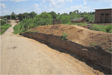 >プロジェクトの対象村にて、住民たちが自らの手と農具だけで造った幅8m、長さ60kmの集落道
