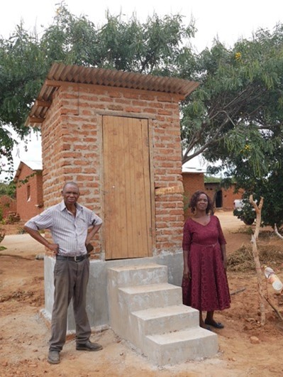 建設したトイレと持ち主である小規模農家のご夫婦