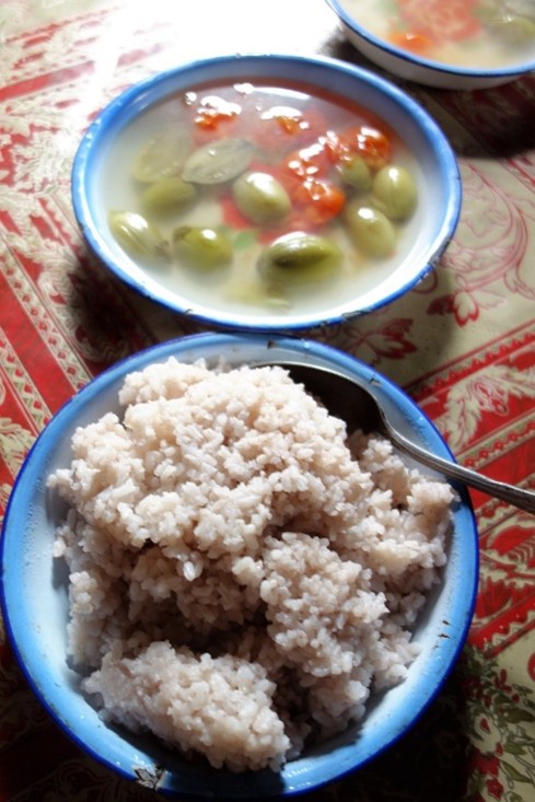 農村の一般的な食事、おかずをご飯に載せて食べます