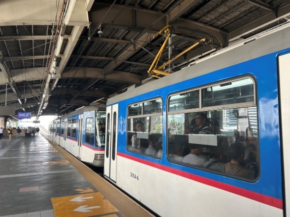 1999年に開業したMRT3の駅構内（Ayala駅）の様子