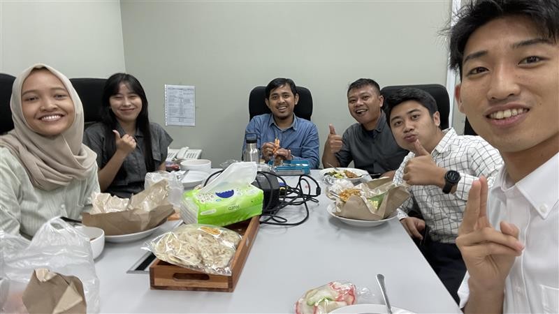 ジャカルタのオフィスでローカルスタッフと昼食