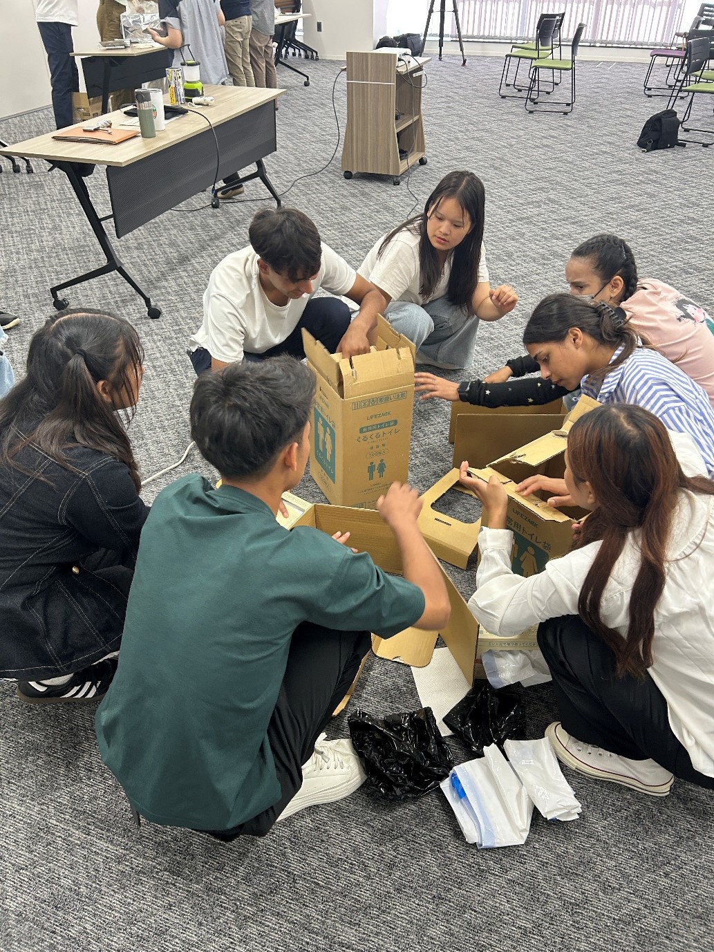 砺波高等学校における国際化理解の出前授業の様子。国際協力専門家の百生氏による講義を通じて、生徒たちが国際協力の意義や多様な課題について理解を深めている。