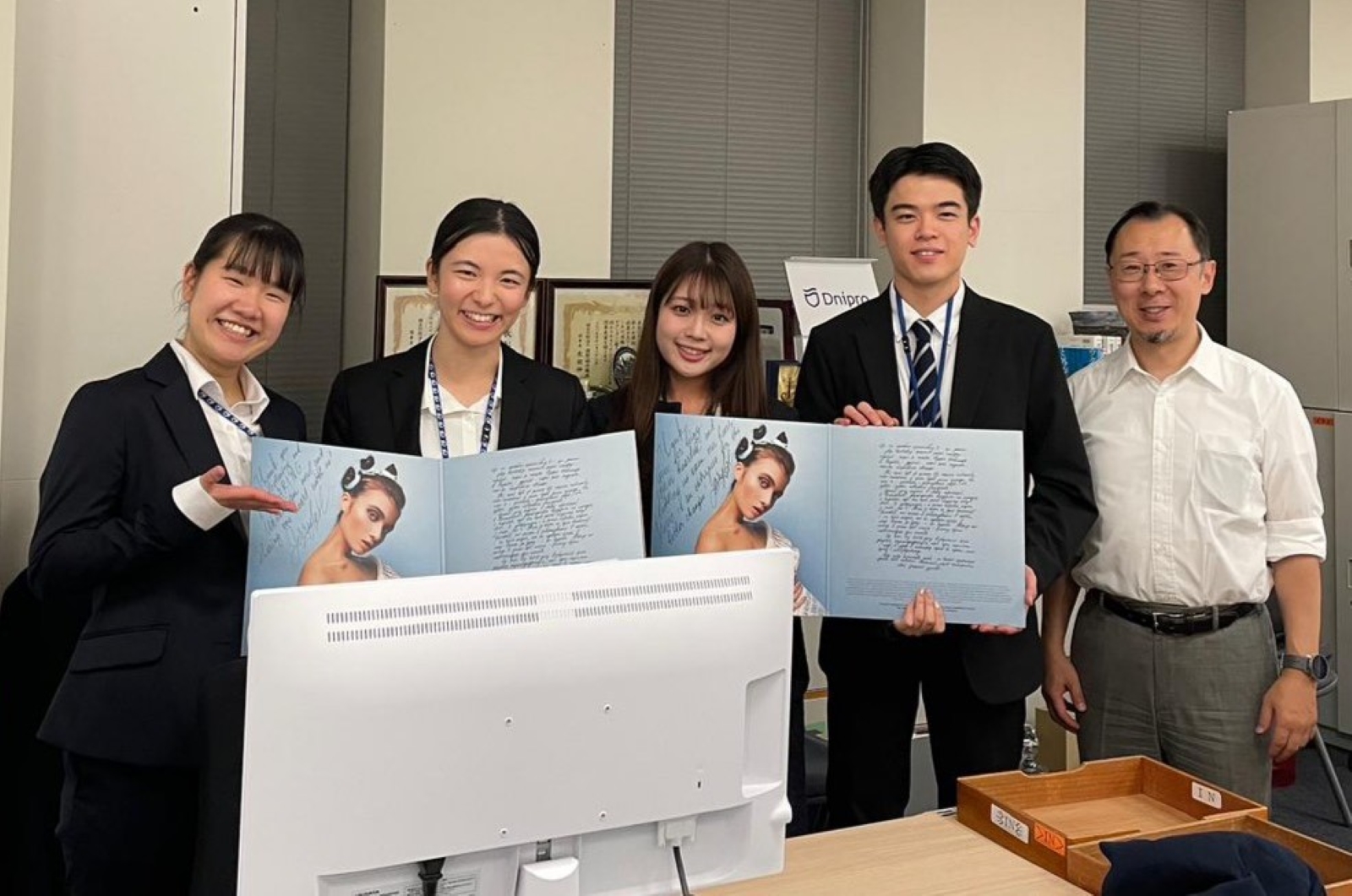 ウクライナ人道的地雷対策大使 ジェリー・ヘイル氏（音楽家）のレコードを手に（インターン仲間、JICA中東・欧州部部長）