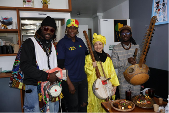 埼玉県にあるセネガル料理店の1周年記念パーティーにて演奏