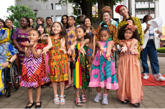 杉並区阿佐ヶ谷駅前で開催したアフリカンファッションショー