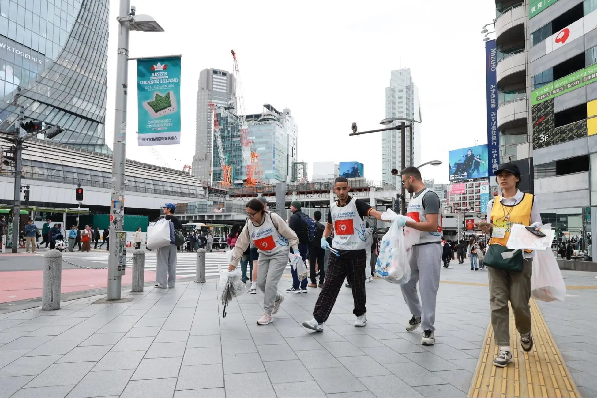 渋谷駅前でごみを拾うチュニジアチーム